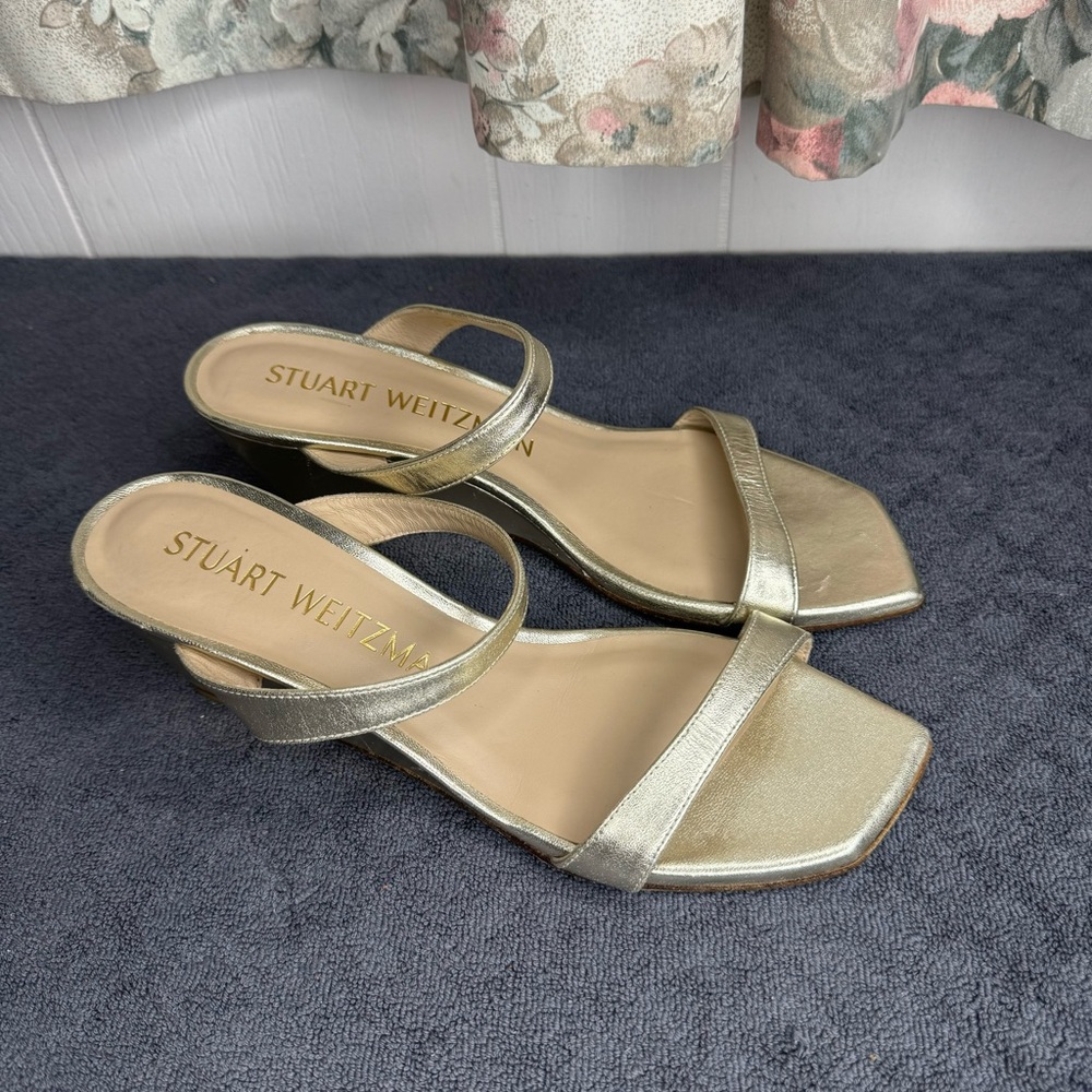 Stuart Weitzman Aleena 50 Metallic Wedge Sandals Platino
Size 8.5